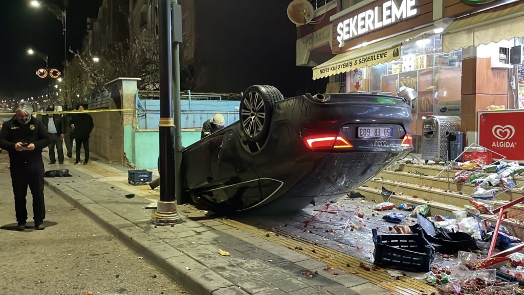 Sivas’ta Otomobil Dükkana Daldı: Araç Devrildi