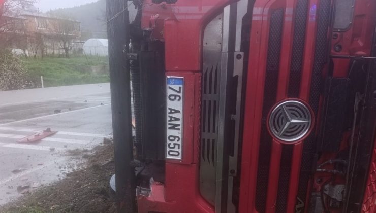Sivas’ta Sağanak Kazası: Devrilen TIR’ın Sürücüsü Yaralandı