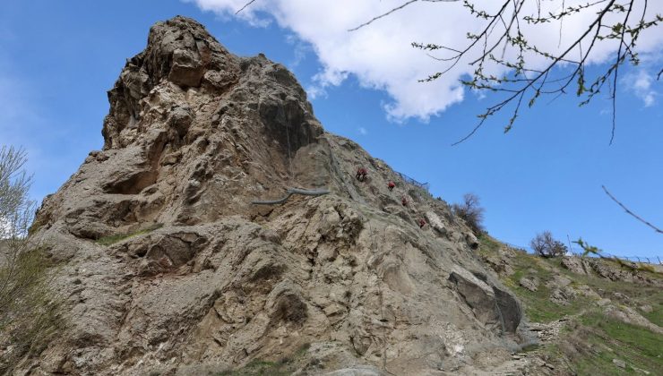 Sivas’ta Yukarı Tekke’de Kaya Düşmesi Riskine Yakın Takip