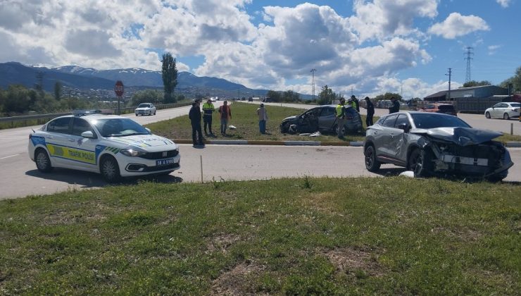Sivas’ta 2 Otomobil Çarpıştı, 4 Kişi Yaralandı