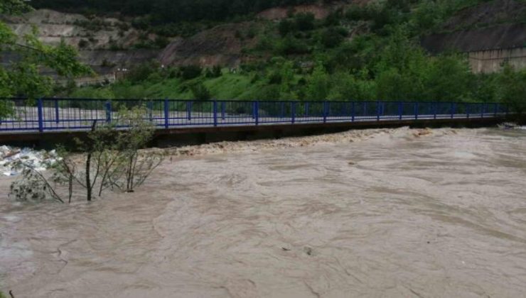 Sivas’ta Feci Kaza: 1 Ölü, 1 Yaralı, 1 Kişi Irmakta Aranıyor