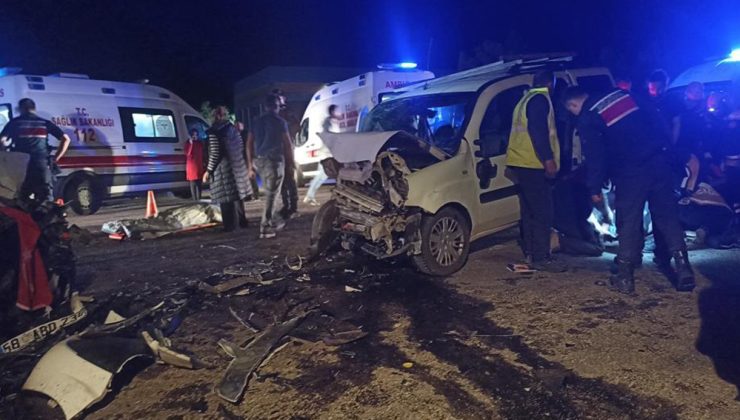 Gürün Yolunda Korkutan Kaza: İki Araç Kafa Kafaya Çarpıştı, 4’ü Ağır 8 Yaralı