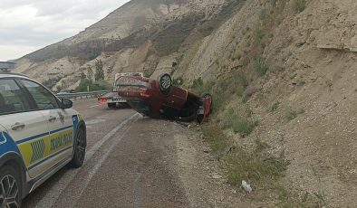 SİVAS GÜRÜN’DE TAKLA ATAN OTOMOBİLDE 2’Sİ AĞIR 3 YARALI
