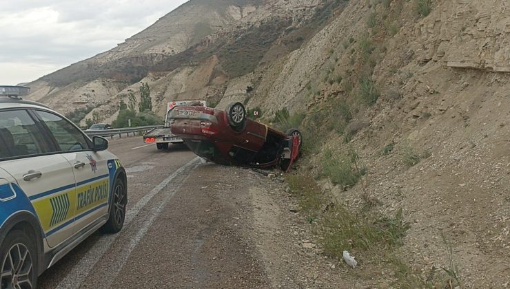 SİVAS GÜRÜN’DE TAKLA ATAN OTOMOBİLDE 2’Sİ AĞIR 3 YARALI