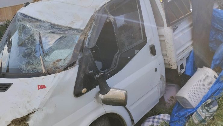SİVAS KANGAL’DA KAMYONET DEVRİLDİ: 4 YARALI