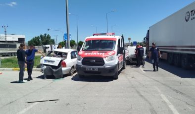 Sivas Şarkışla’da Kavşakta Kaza: 2 Kişi Yaralandı