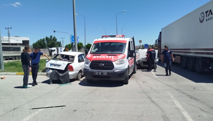 Sivas Şarkışla’da Kavşakta Kaza: 2 Kişi Yaralandı