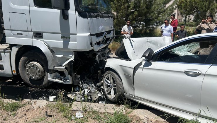 Sivas’ta TIR ile Otomobil Çarpıştı: 1 Kişi Hayatını Kaybetti
