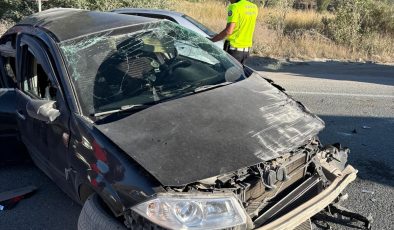 SAKALTUTAN’DA OTOMOBİL TAKLA ATTI: 3 KİŞİ YARALANDI