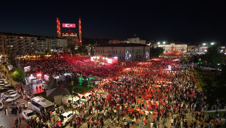 SİVAS’TA 15 TEMMUZ RUHU YENİDEN YAŞATILDI