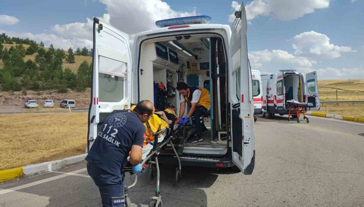 SİVAS’TA KAVŞAKTA FECİ KAZA: 1 ÖLÜ, 8 YARALI
