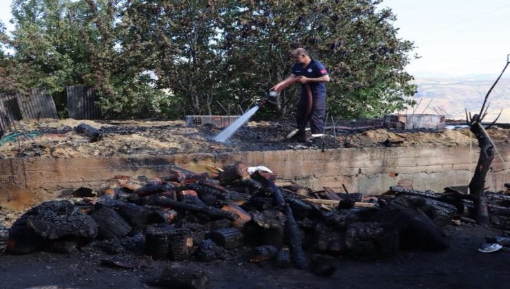 Sivas’ta Ahır Yangını: Muhtara Ait Ahır Alevlere Teslim Oldu