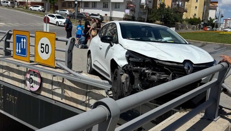 Sivas’ta Facianın Eşiğinden Dönüldü: Otomobil Alt Geçide Düşmekten Son Anda Kurtuldu