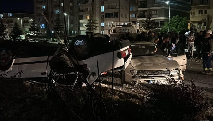 Sivas’ta Feci Kaza: Otomobil Direğe Çarpıp Diğer Aracın Üzerine Düştü, 5 Yaralı
