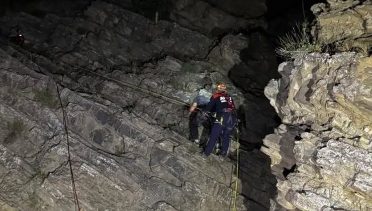 Sivas’ta Türk Bayrağının Bulunduğu Tepede Mahsur Kalan Vatandaş Kurtarıldı