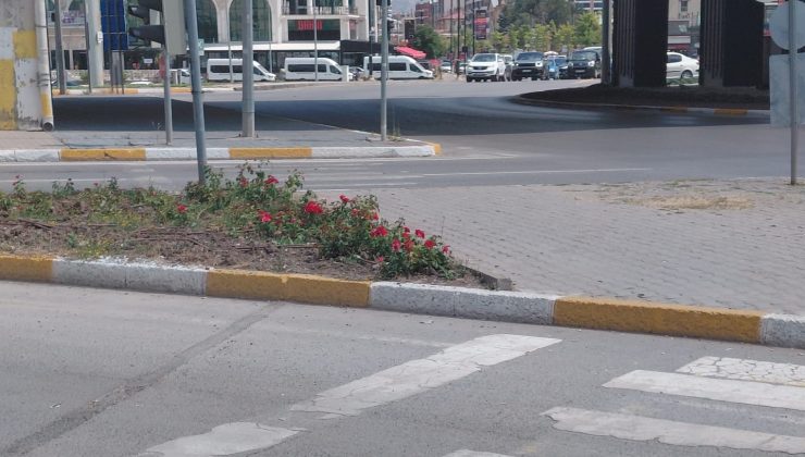 ENGELLİ VATANDAŞLARDAN HALİL RIFAT PAŞA KÖPRÜLÜ KAVŞAĞI’NA RAMPA TEPKİSİ
