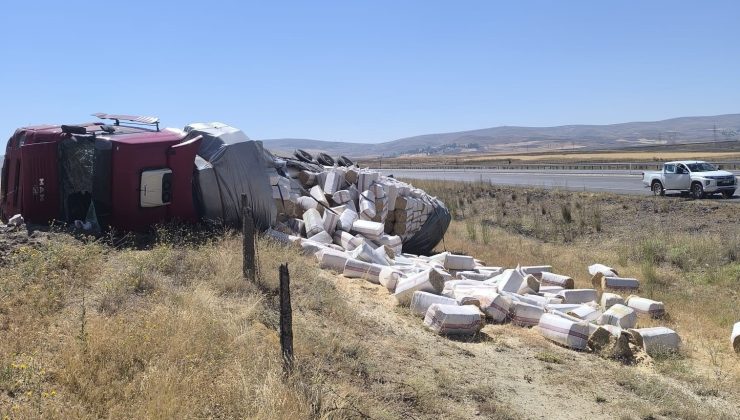 SİVAS’TA SAMAN YÜKLÜ TIR DEVRİLDİ: SÜRÜCÜ HAFİF YARALANDI