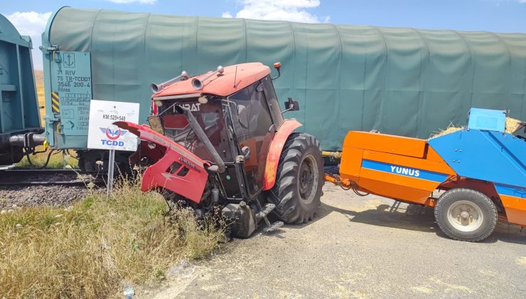 SİVAS’TA YÜK TRENİ TRAKTÖRE ÇARPTI: 1 YARALI