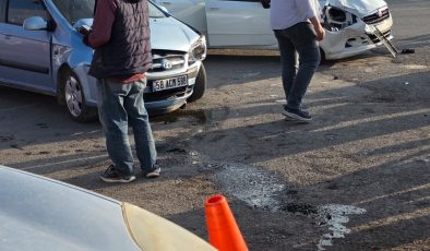 Sivas’ta 3 Otomobilin Karıştığı Kazada 7 Kişi Yaralandı