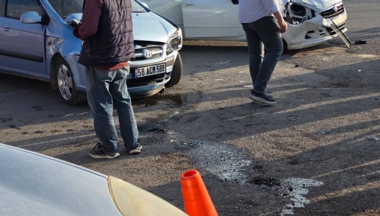 Sivas’ta 3 Otomobilin Karıştığı Kazada 7 Kişi Yaralandı