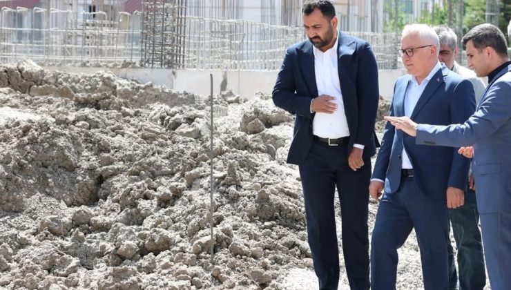 Yıldızeli AK Parti’de Fotoğraf Tartışması: “Vefa Nerede Kaldı?”