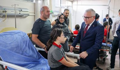 SİVAS’TA ÖĞRENCİ SERVİSİ İLE POLİS ARACI ÇARPIŞTI: 16 YARALI