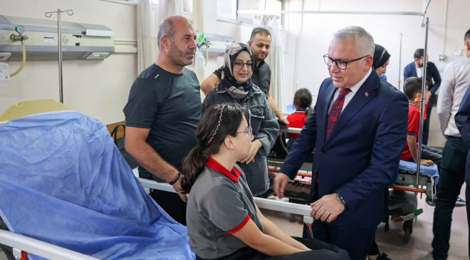 SİVAS’TA ÖĞRENCİ SERVİSİ İLE POLİS ARACI ÇARPIŞTI: 16 YARALI