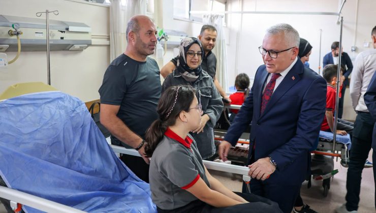 SİVAS’TA ÖĞRENCİ SERVİSİ İLE POLİS ARACI ÇARPIŞTI: 16 YARALI