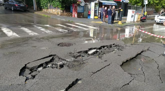Sivas’ta 20 Dakikalık Sağanak Asfalta Zarar Verdi