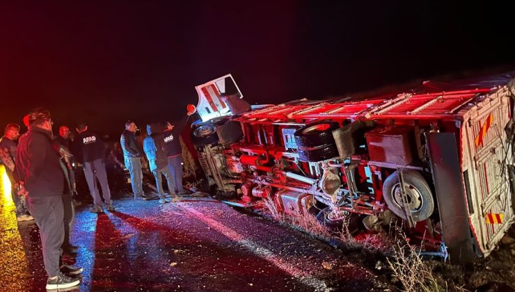 Sivas’ta Patates Yüklü Kamyon Devrildi: 1’i Ağır 3 Yaralı
